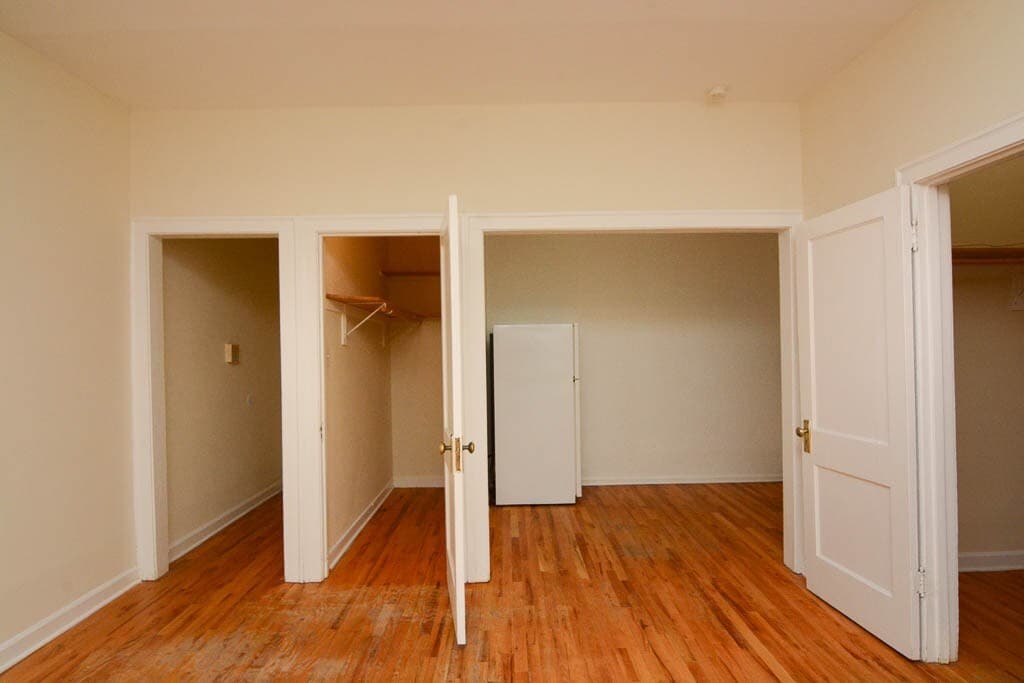 Building Photo - 544 W Wellington Ave