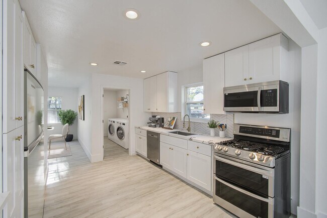 Building Photo - 590 River Plantation Dr