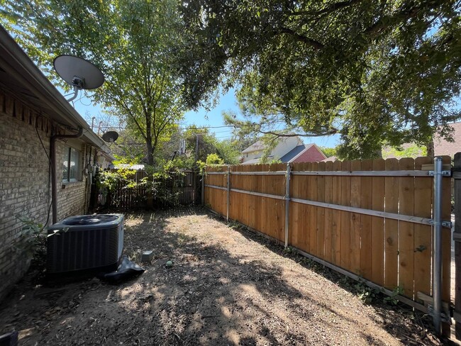 Building Photo - 1305-1307 Willow Wood Court