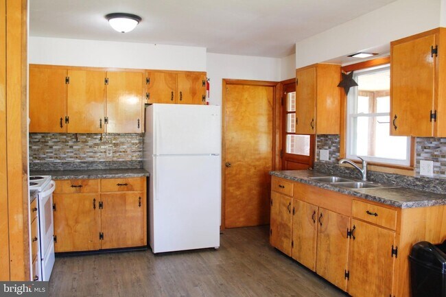 Building Photo - 481 Riffey Ln