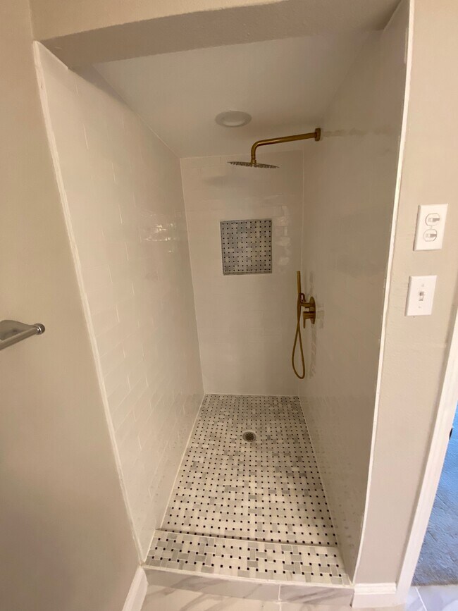 Building Photo - 5826 Sandhurst Ln