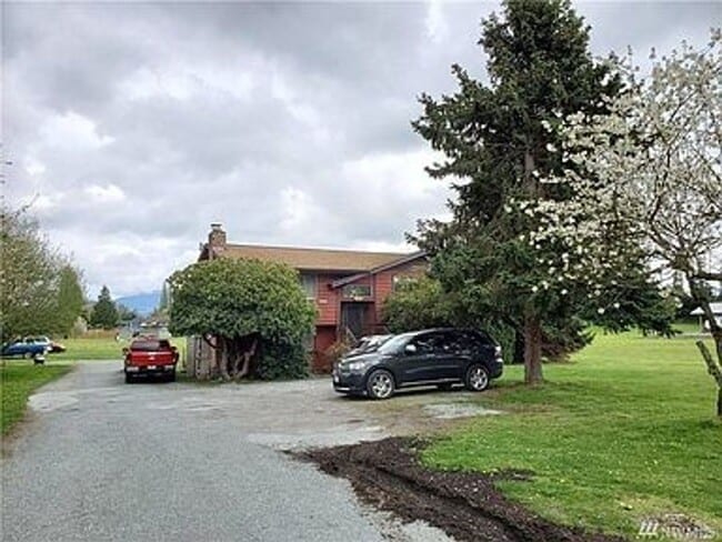 Building Photo - Large Burlington Home