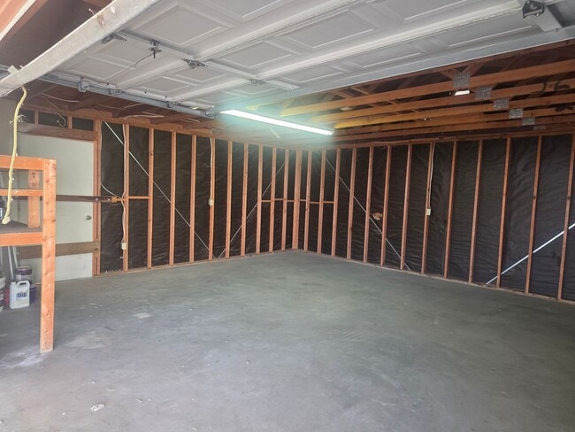 Building Photo - 886 Holly St