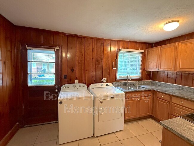 Building Photo - 3128 Creighton Dr