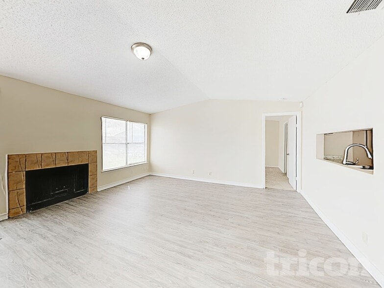 Building Photo - 10526 Kinderhook Dr