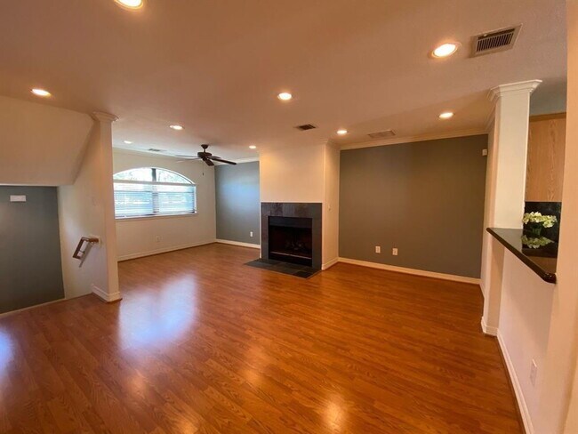 Building Photo - Beautifully maintained 3-bedroom, 3.5-bath townhome