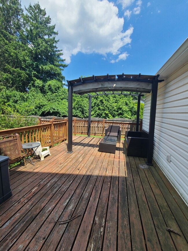Building Photo - 2105 Hemlock Rd