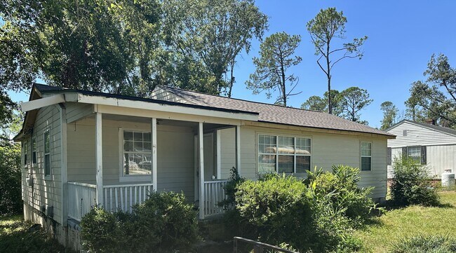 Building Photo - Charming home Close to VSU