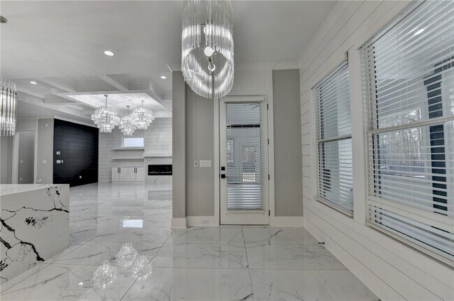 Building Photo - 960 Nours Cir SE