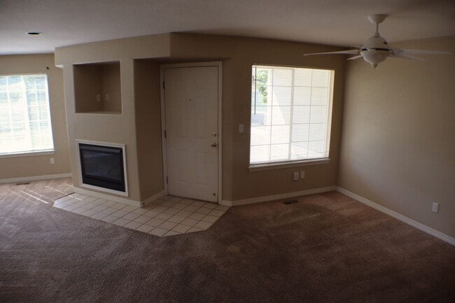 Building Photo - Comfortable 2-Bedroom Townhome in a Well-M...