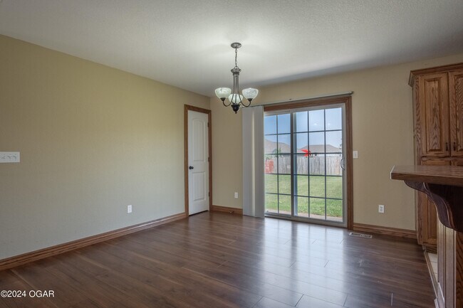 Building Photo - 715 Derek Ct