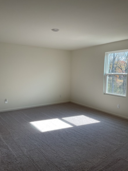 Building Photo - 305 Pond Ct