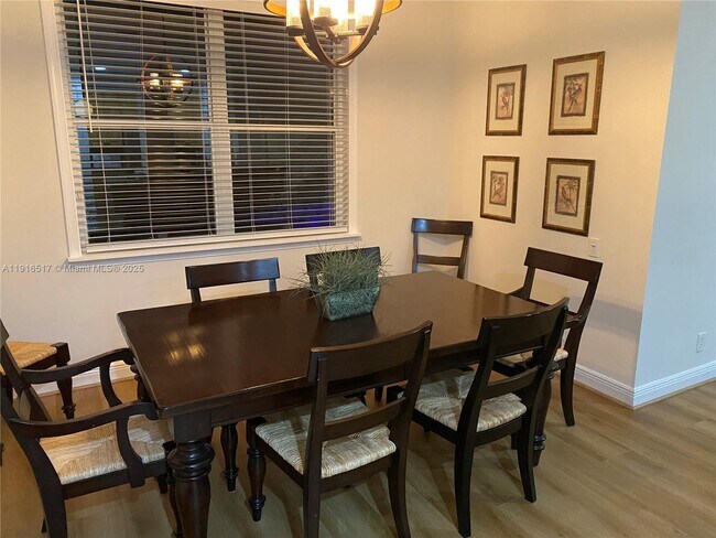 Building Photo - 352 King Fisher Dr