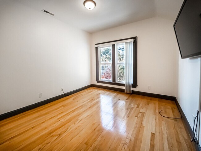 Building Photo - 882 Wood St
