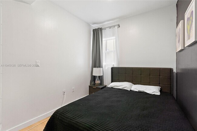 Building Photo - 810 7th St