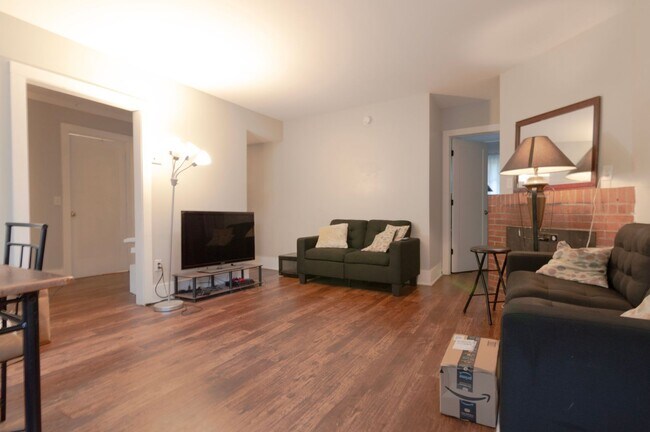 Building Photo - Room for Rent in 5 Bedroom House