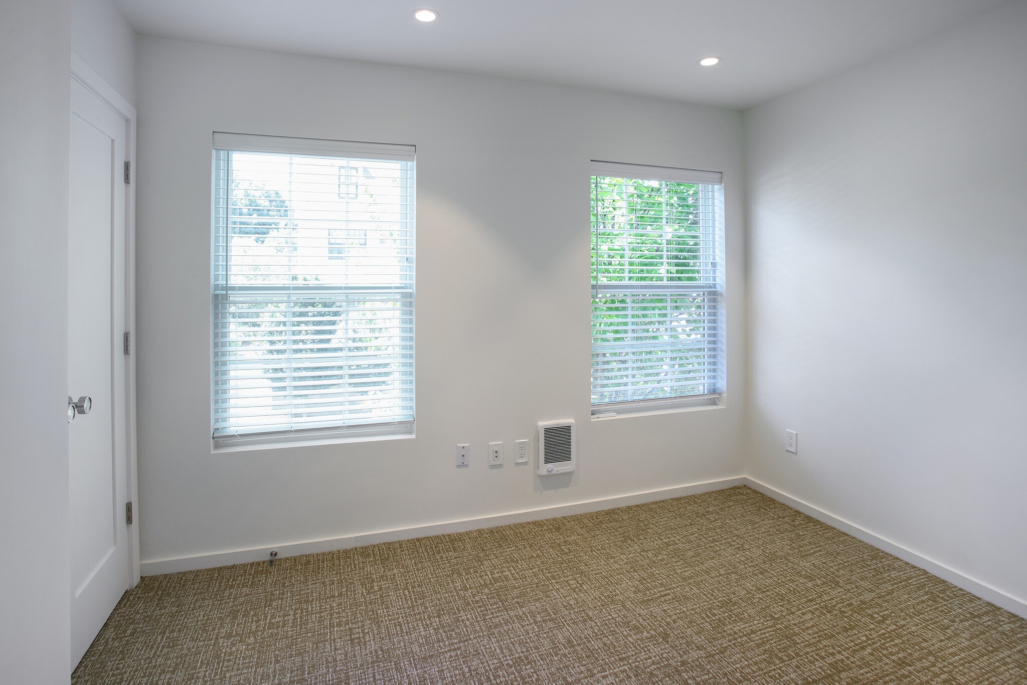 Building Photo - 784 Farmington Ave