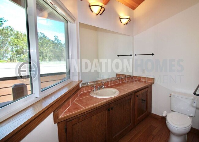Building Photo - 817 Ridge View Dr.