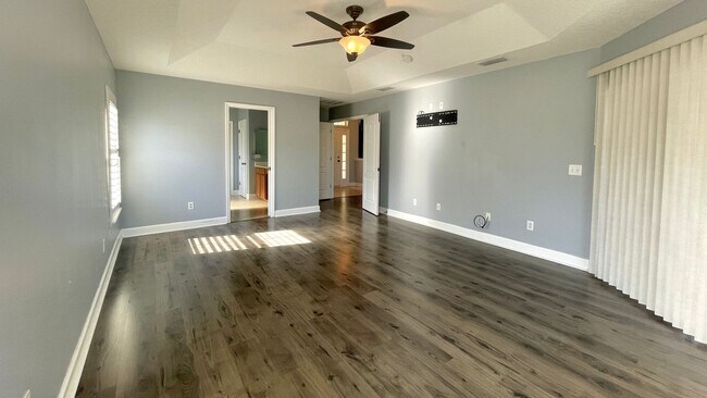 Building Photo - Beautiful Home in beautiful neighborhood