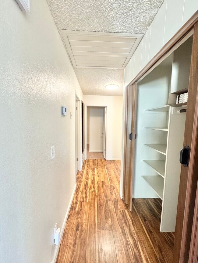 Building Photo - Beautiful 3 bedroom 2 bathroom single story!
