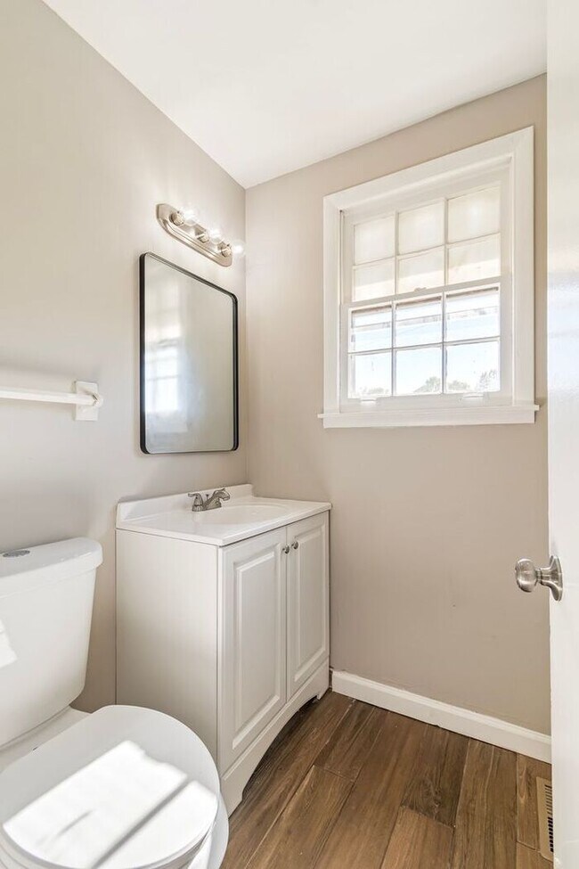 Building Photo - Charming 3-Bedroom 1.5 Bath Oasis in Bellevue