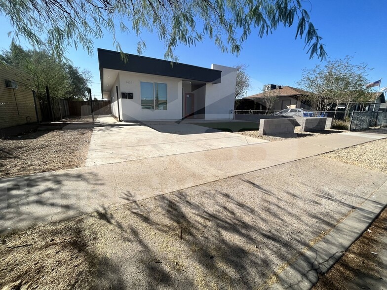 Primary Photo - 1437 E Roosevelt St