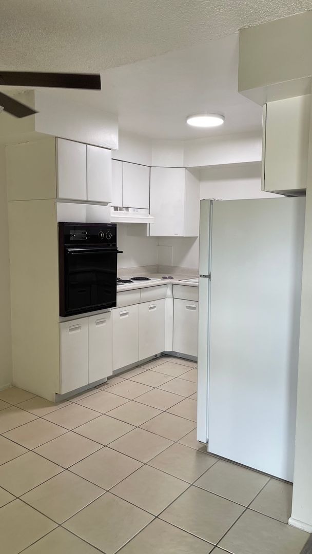 Interior Photo - 1800-1818 Rexford Dr