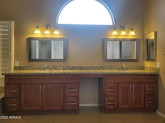 Building Photo - 12059 N 110th St