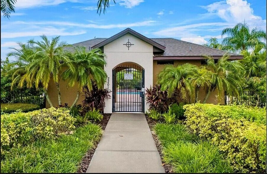 Building Photo - 2492 Seven Oaks Dr