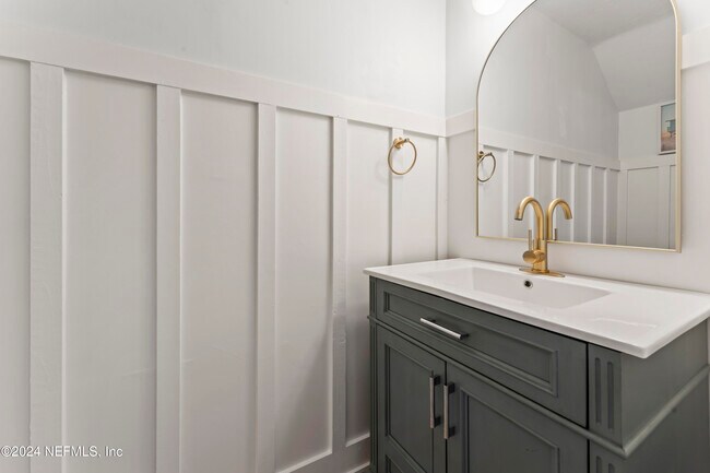 Building Photo - 798 Main St