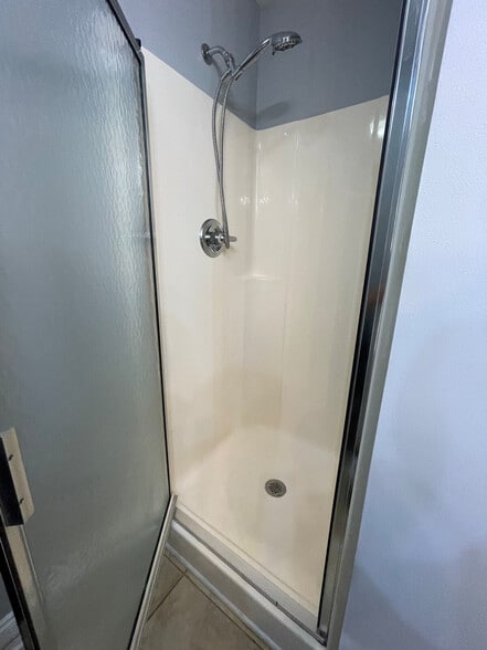 Building Photo - 617 Lake Forest Road