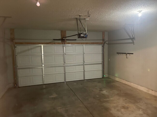 Building Photo - Beautiful 3 bedroom 2 bath in great location.
