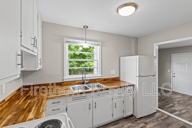 Building Photo - 2541 Rhodes Dr