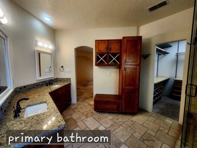 Building Photo - 4 bedroom 2.5 bath far NE Heights