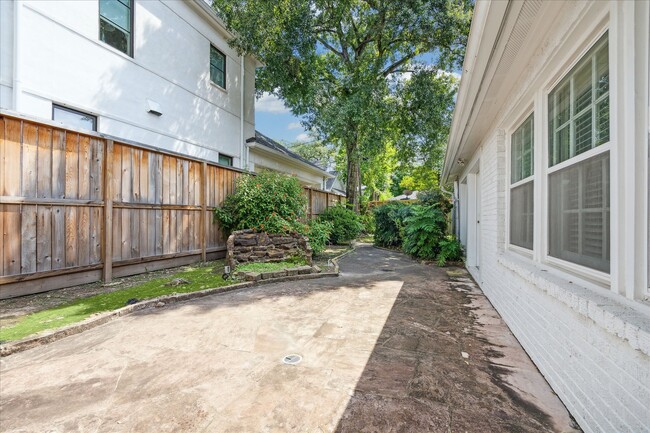 Building Photo - 4025 Essex Ln