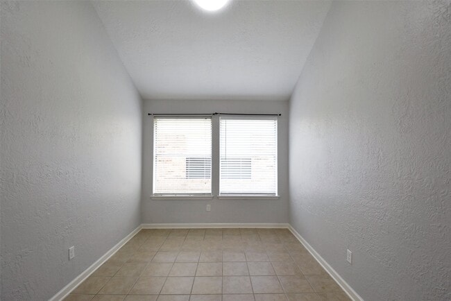 Building Photo - 2910 Walnut Springs Dr