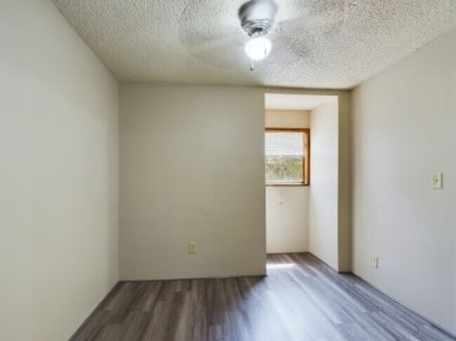 Building Photo - 321 W Park St