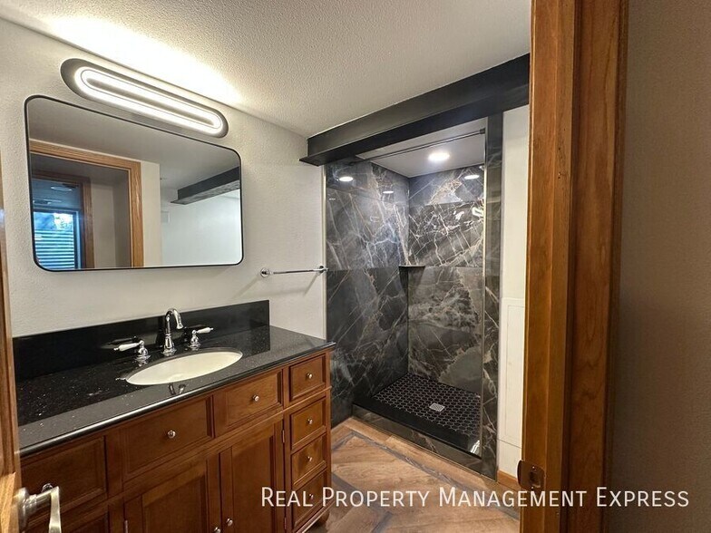 Building Photo - Move In by Feb 16 & Get One Month FREE