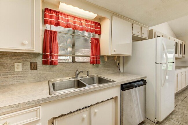Building Photo - 13634 Greenridge Dr