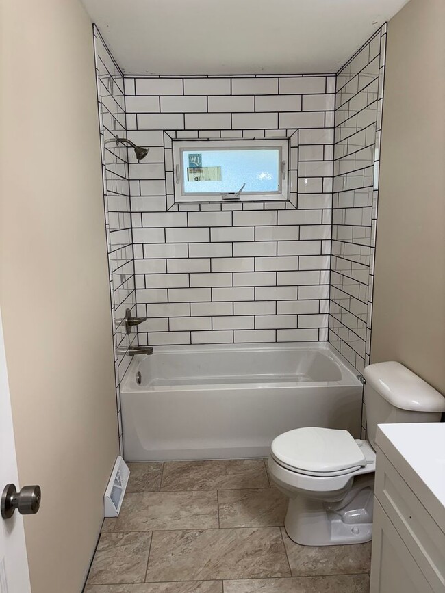 Building Photo - 3 Bedroom, 2 Bath Single Family Home in Cl...