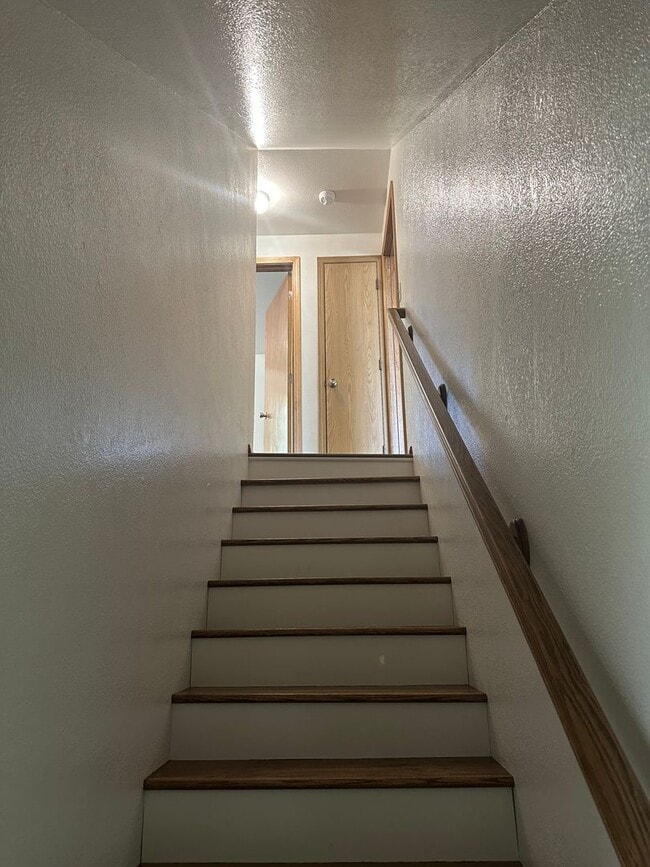Building Photo - Freshly updated 3 bedroom 2 bathroom duple...