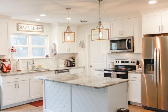 Building Photo - Stylish 3-Bed Brick Home in Central VB!