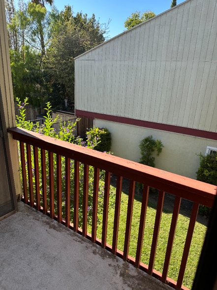 Building Photo - 447 Oak Ave