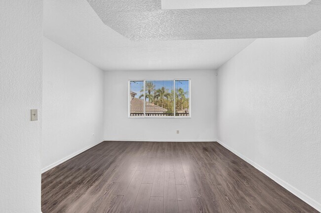Building Photo - 725 SW 148th Ave
