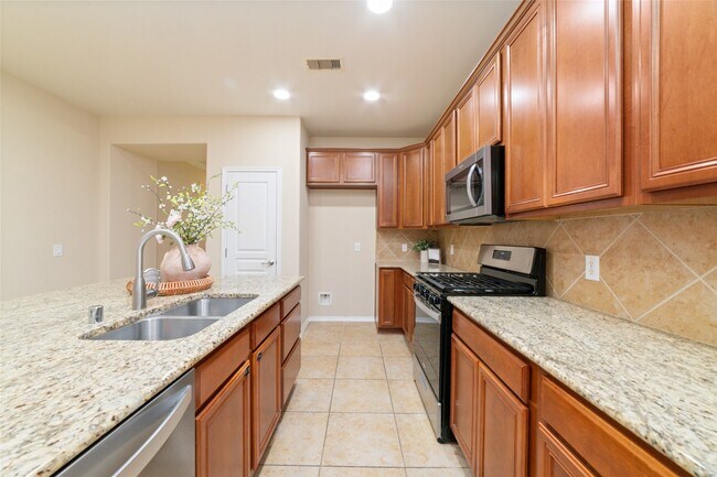 Building Photo - 6403 Guilford Glen Ln