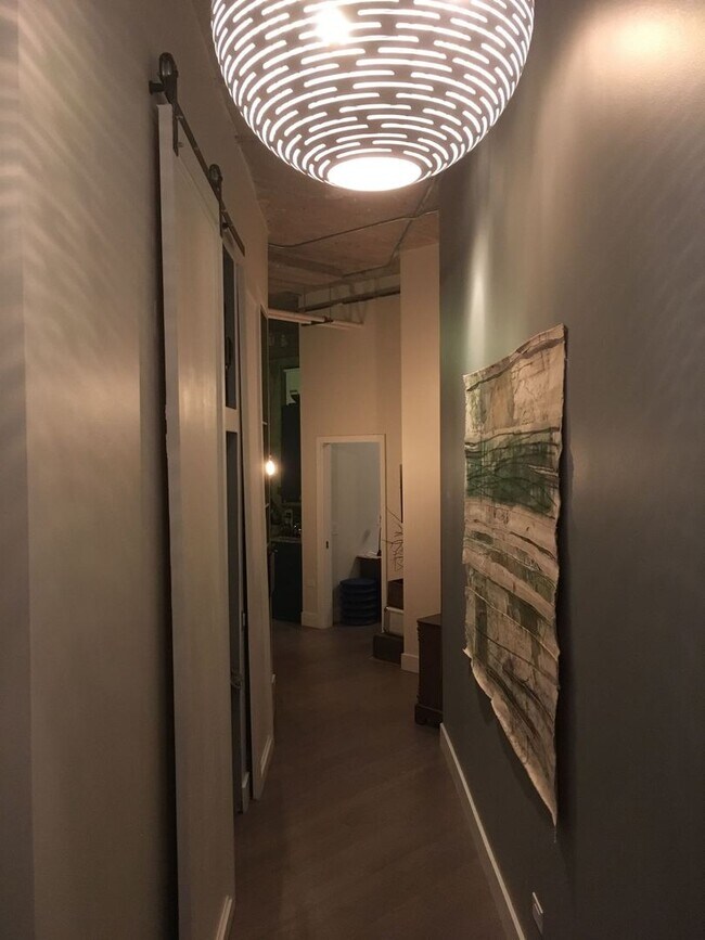 Building Photo - 320 E 21st St