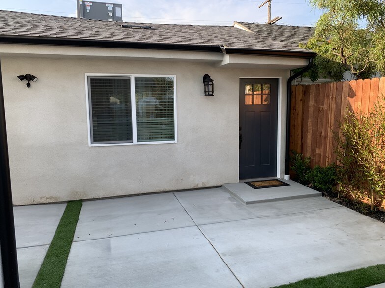 Building Photo - 11313 Delano St