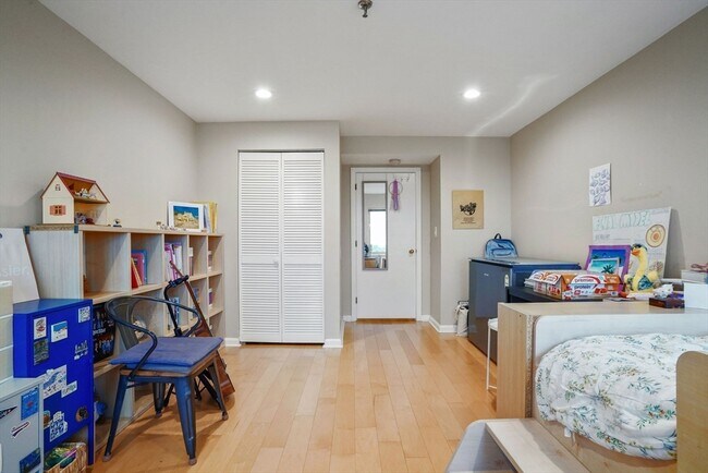 Building Photo - 20 Webster St