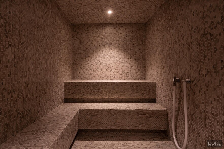 Building Photo - 635 W 59th St
