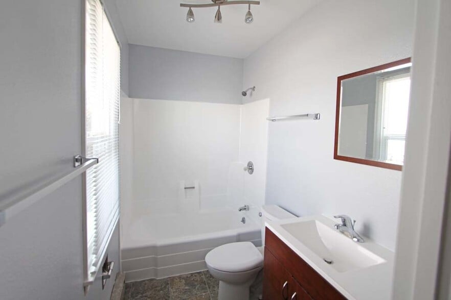 Main Bathroom - 234 Aristocrat Dr